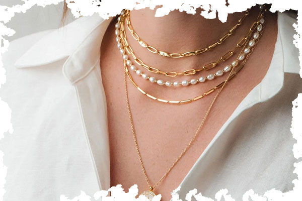 7. گردنبندهای لایه‌ای: هنر ترکیب و تنوع