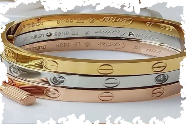 6. جواهرات با نمادهای شخصی و حکاکی شده