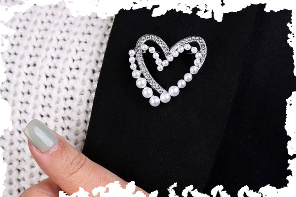 سنجاق سینه مرواریدی