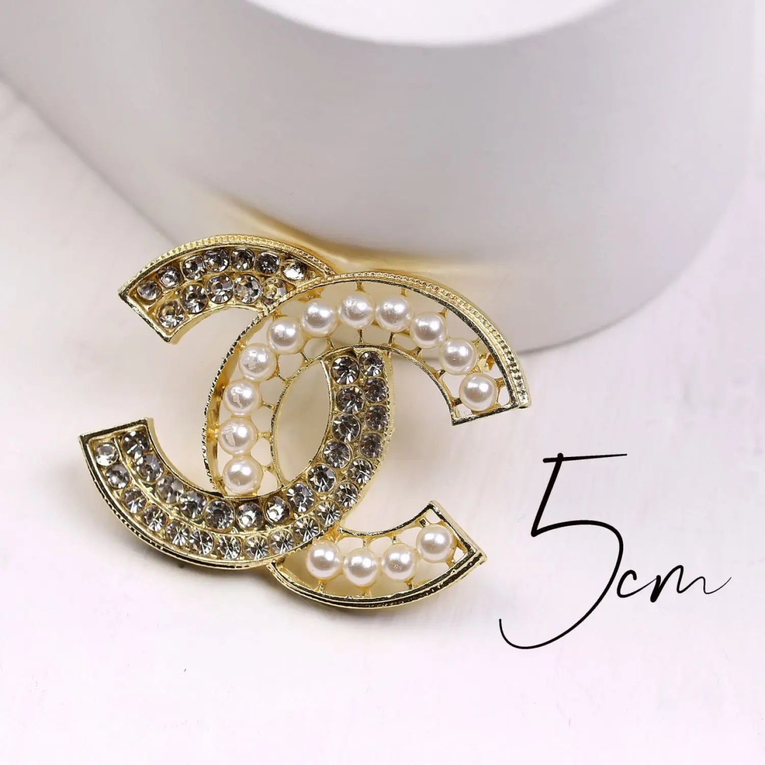 سنجاق سینه چنل مدل مرواریدی و نگین